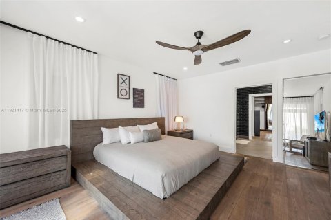 House in Miami Beach, Florida 4 bedrooms, 280.19 sq.m. № 1975461 - photo 6