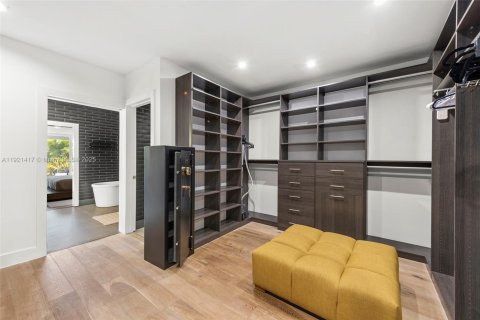 House in Miami Beach, Florida 4 bedrooms, 280.19 sq.m. № 1975461 - photo 10