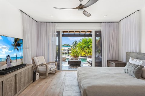 House in Miami Beach, Florida 4 bedrooms, 280.19 sq.m. № 1975461 - photo 11