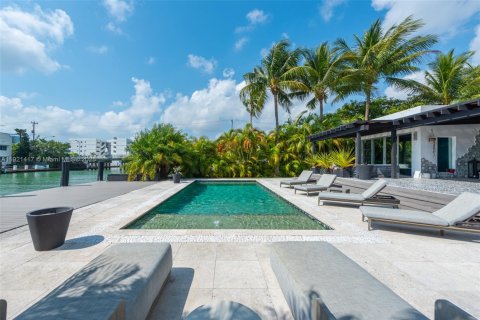 House in Miami Beach, Florida 4 bedrooms, 280.19 sq.m. № 1975461 - photo 15