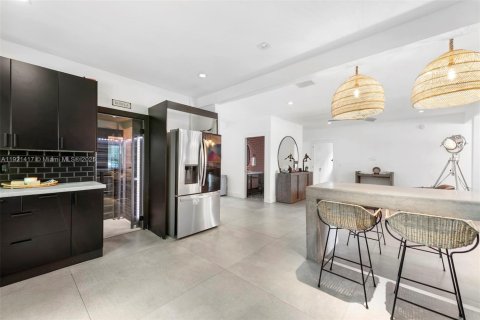 House in Miami Beach, Florida 4 bedrooms, 280.19 sq.m. № 1975461 - photo 23