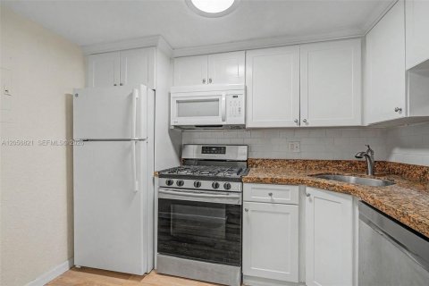 Купить кондоминиум в Пайнкрест, Флорида 2 спальни, 83.61м2, № 2176473 - фото 9