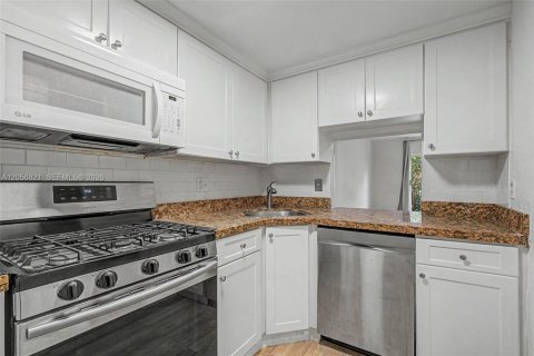 Купить кондоминиум в Пайнкрест, Флорида 2 спальни, 83.61м2, № 2176473 - фото 10