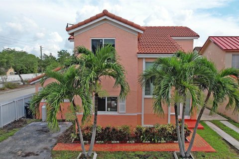 House in Miami, Florida 4 bedrooms, 157 sq.m. № 2286806