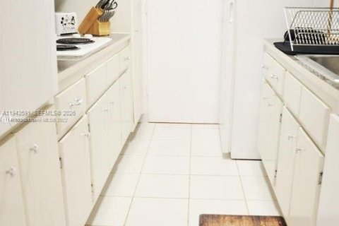 Condo in Miami Beach, Florida, 1 bedroom № 2152798 - photo 2