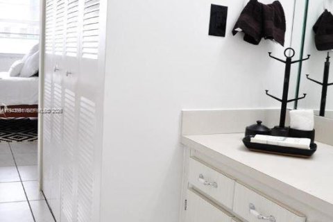 Condo in Miami Beach, Florida, 1 bedroom № 2152798 - photo 5