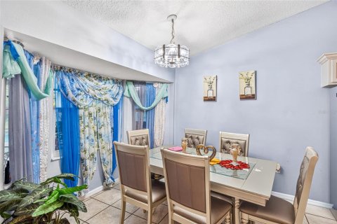 Villa ou maison à vendre à Kissimmee, Floride: 5 chambres, 295.15 m2 № 2329355 - photo 6