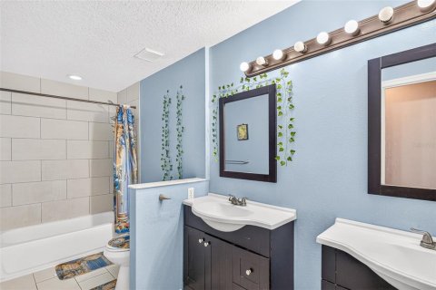 Villa ou maison à vendre à Kissimmee, Floride: 5 chambres, 295.15 m2 № 2329355 - photo 12