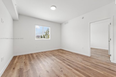 Apartamento en alquiler en Miami, Florida, 2 dormitorios, 84.54 m2 № 1938392 - foto 3