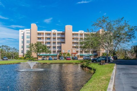 Condo in Saint Petersburg, Florida, 2 bedrooms  № 2101725 - photo 2