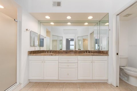 Condo in Saint Petersburg, Florida, 2 bedrooms  № 2101725 - photo 16