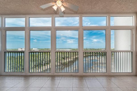 Condo in Saint Petersburg, Florida, 2 bedrooms  № 2101725 - photo 10