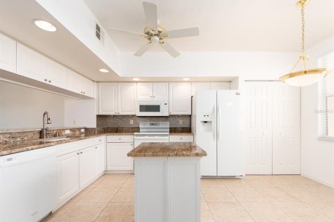 Condo in Saint Petersburg, Florida, 2 bedrooms  № 2101725 - photo 4