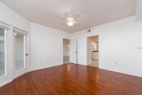 Condo in Saint Petersburg, Florida, 2 bedrooms  № 2101725 - photo 13