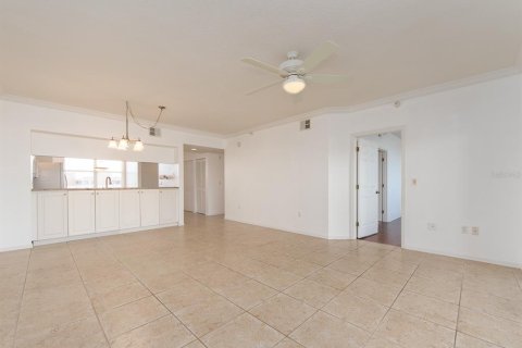 Condo in Saint Petersburg, Florida, 2 bedrooms  № 2101725 - photo 11