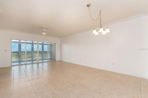 Condo in Saint Petersburg, Florida, 2 bedrooms  № 2101725 - photo 9