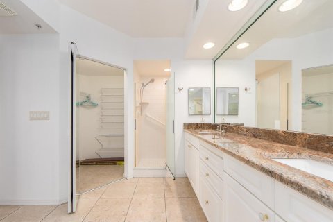 Condo in Saint Petersburg, Florida, 2 bedrooms  № 2101725 - photo 17