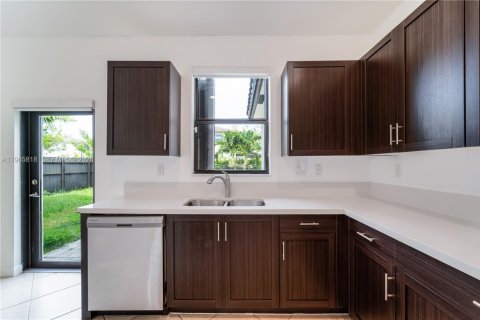 Снять в аренду виллу или дом в Майами, Флорида 5 спален, 296.45м2, № 2027452 - фото 4