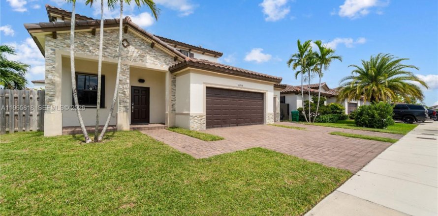 Дом в Майами, Флорида 5 спален, 296.45м2 № 2027452