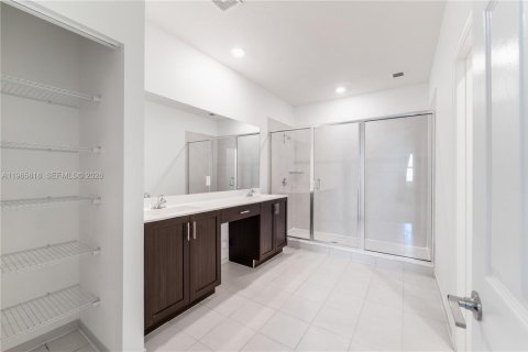 Снять в аренду виллу или дом в Майами, Флорида 5 спален, 296.45м2, № 2027452 - фото 6