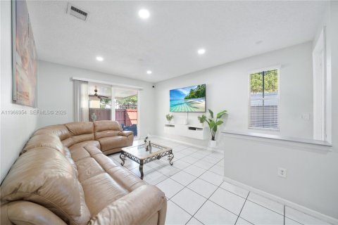 Купить таунхаус в Хомстед, Флорида 3 спальни, 120.77м2, № 2028394 - фото 3