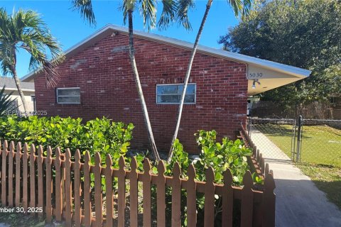 House in Dania Beach, Florida 2 bedrooms, 88.72 sq.m. № 1994732 - photo 1