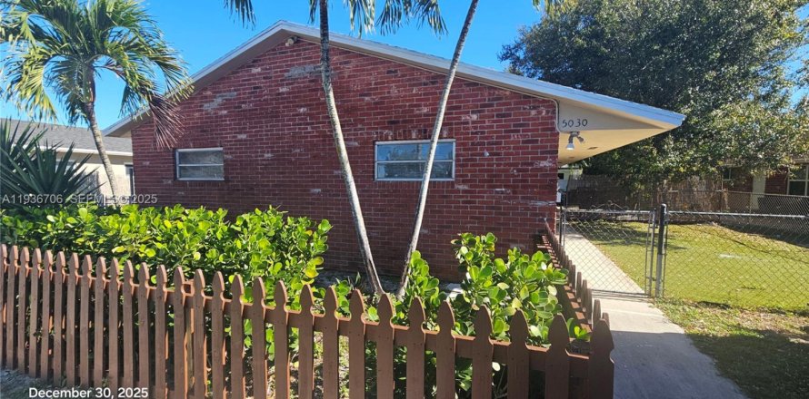 House in Dania Beach, Florida 2 bedrooms, 88.72 sq.m. № 1994732