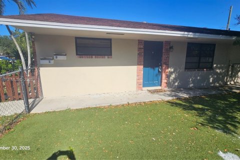 House in Dania Beach, Florida 2 bedrooms, 88.72 sq.m. № 1994732 - photo 3