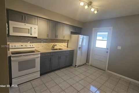 House in Dania Beach, Florida 2 bedrooms, 88.72 sq.m. № 1994732 - photo 6