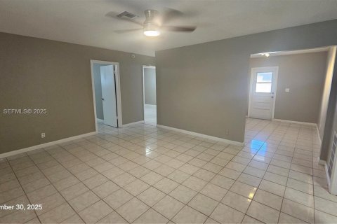 House in Dania Beach, Florida 2 bedrooms, 88.72 sq.m. № 1994732 - photo 5