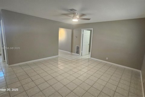 House in Dania Beach, Florida 2 bedrooms, 88.72 sq.m. № 1994732 - photo 4