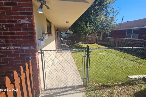 House in Dania Beach, Florida 2 bedrooms, 88.72 sq.m. № 1994732 - photo 2