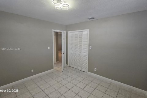 House in Dania Beach, Florida 2 bedrooms, 88.72 sq.m. № 1994732 - photo 9