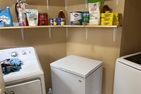 House in Hollywood, Florida 3 bedrooms, 96.62 sq.m. № 2006169 - photo 6