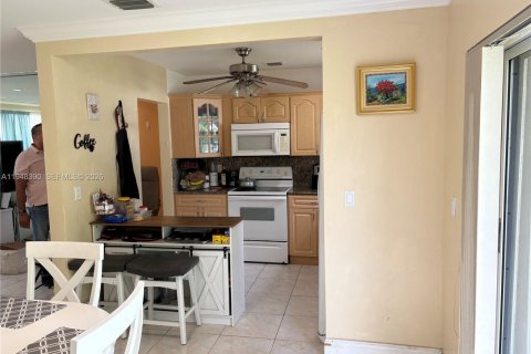 House in Hollywood, Florida 3 bedrooms, 96.62 sq.m. № 2006169 - photo 5