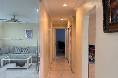 House in Hollywood, Florida 3 bedrooms, 96.62 sq.m. № 2006169 - photo 7