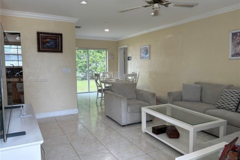 House in Hollywood, Florida 3 bedrooms, 96.62 sq.m. № 2006169 - photo 2