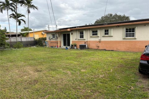 House in Hollywood, Florida 3 bedrooms, 96.62 sq.m. № 2006169 - photo 18