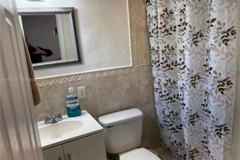 House in Hollywood, Florida 3 bedrooms, 96.62 sq.m. № 2006169 - photo 12