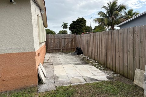 House in Hollywood, Florida 3 bedrooms, 96.62 sq.m. № 2006169 - photo 20