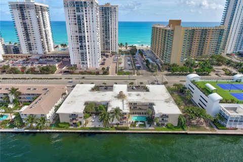 Купить кондоминиум в Холливуд, Флорида 2 спальни, 99.96м2, № 1986010 - фото 1