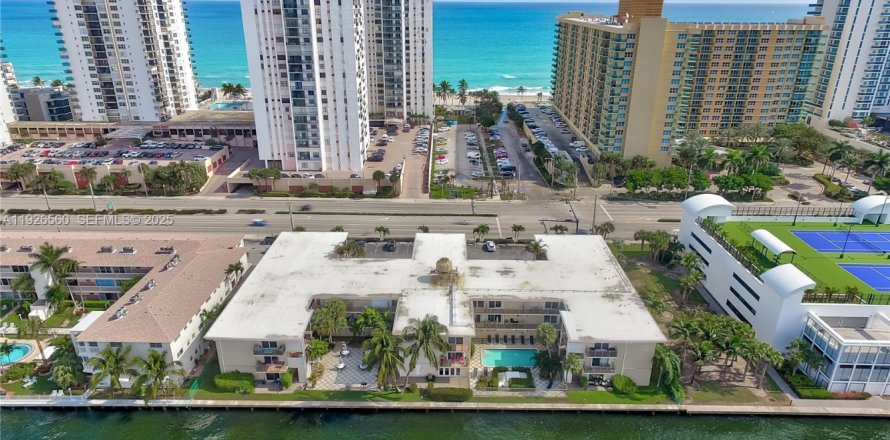 Кондоминиум с 2 спальнями в Холливуд, Флорида № 1986010