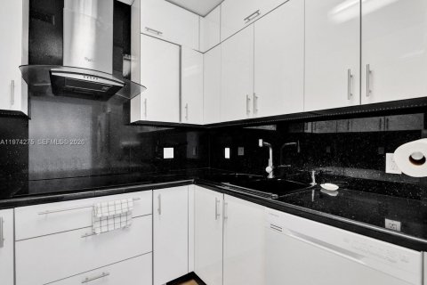 Copropriété à vendre à Miami Beach, Floride: 2 chambres, 138.42 m2 № 2154819 - photo 15
