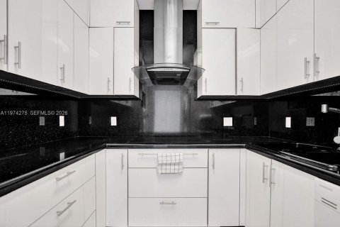 Copropriété à vendre à Miami Beach, Floride: 2 chambres, 138.42 m2 № 2154819 - photo 13
