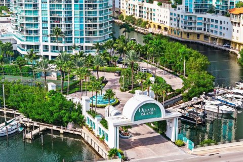 Adosado en venta en Sunny Isles Beach, Florida, 3 dormitorios, 351.17 m2 № 1992316 - foto 2
