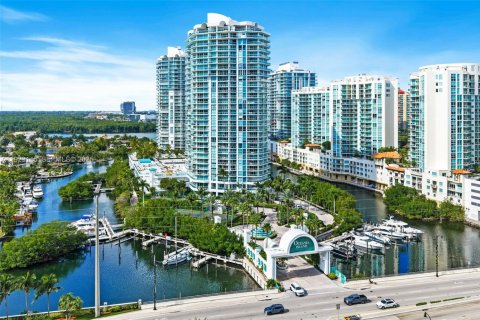 Adosado en venta en Sunny Isles Beach, Florida, 3 dormitorios, 351.17 m2 № 1992316 - foto 1