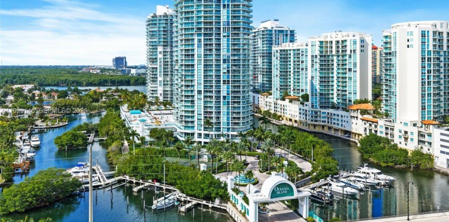 Adosado en Sunny Isles Beach, Florida 3 dormitorios, 351.17 m2 № 1992316