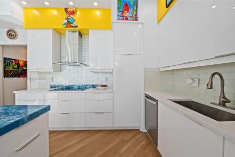 Adosado en venta en Sunny Isles Beach, Florida, 3 dormitorios, 351.17 m2 № 1992316 - foto 17