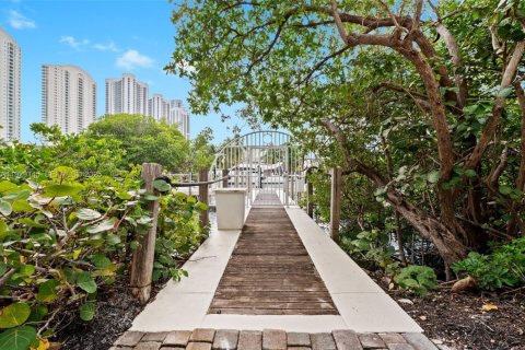 Adosado en venta en Sunny Isles Beach, Florida, 3 dormitorios, 351.17 m2 № 1992316 - foto 5