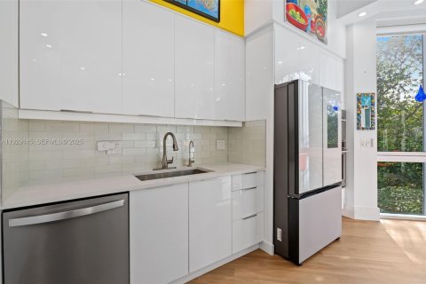 Adosado en venta en Sunny Isles Beach, Florida, 3 dormitorios, 351.17 m2 № 1992316 - foto 16